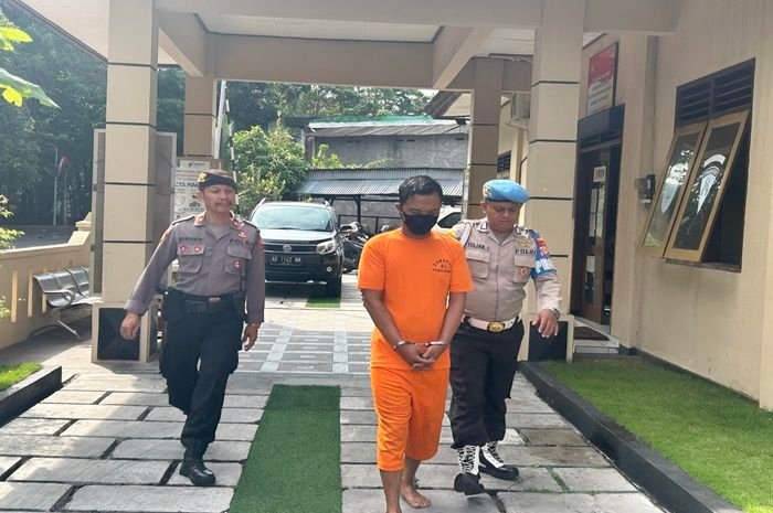 Pelaku pencurian laptop didampingi anggota polisi polsek bulaksumur