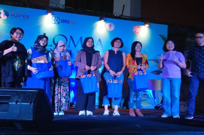 Penyerahan hadiah bagi para pemenang lomba menulis puisi "Geliat Perempuan Indonesia"