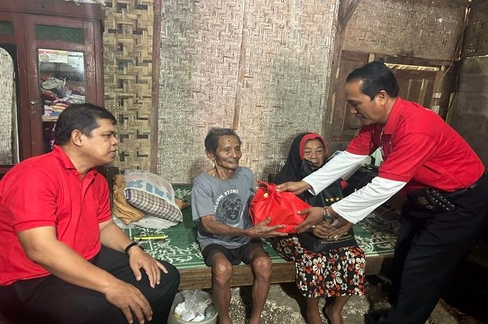 General Manager Royal Darmo Malioboro Hotel, Joko Paromo SPar menyerahkan sembako kepada salah satu warga
