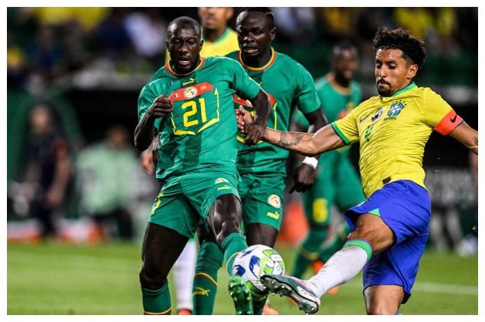 Kapten Brasil Marquinhos dibayangi pemain Senegal di laga uji coba, Rabu, 21 Juni 2023 dini hari WIB.