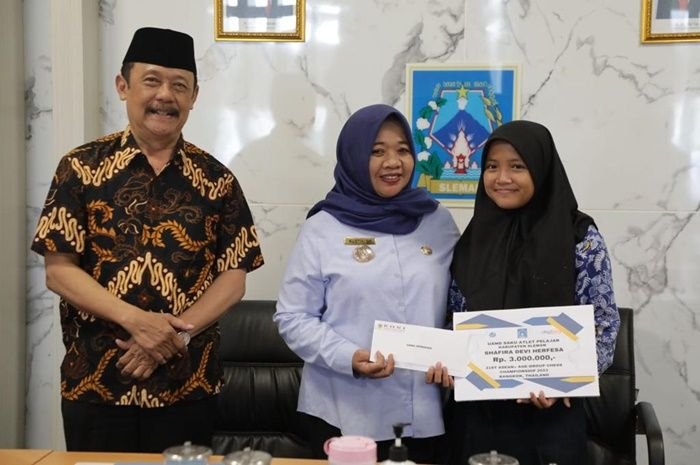 Pecatur Shadira bersama Bupati Sleman, Kustini dan Ketua Umum Percasi Sleman, Sutapa
