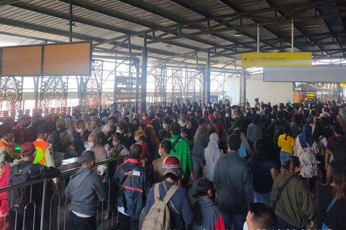 Suasana penumpang commuter line Kamis, 1 Juni 2023 di Stasiun Tugu, Yogyakarta
