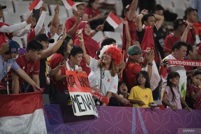 Suporter Indonesia di laga semifinal sepak bola CP ASEAN Para Games 2023 di National Olympic Stadium, Phnom Penh, Kamboja, Rabu, 7 Juni 2023 antara Indonesia melawan Myanmar