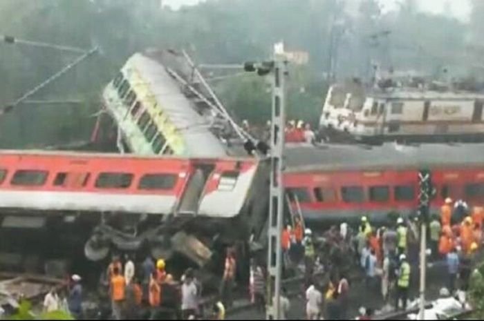 Kecelakaan mengerikan tiga kereta api di India timur