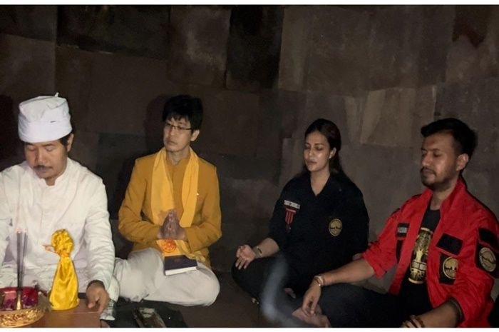 Tengku Zansabella saat berdoa di Candi Ijo