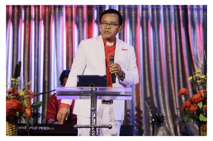 Ilustrasi pendeta memimpin ibadah di gereja.