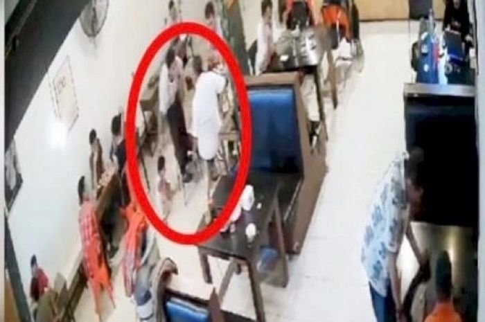 Tangkap layar video rekaman CCTV pria bentak dan pukul anak usia tiga tahun di Makassar.
