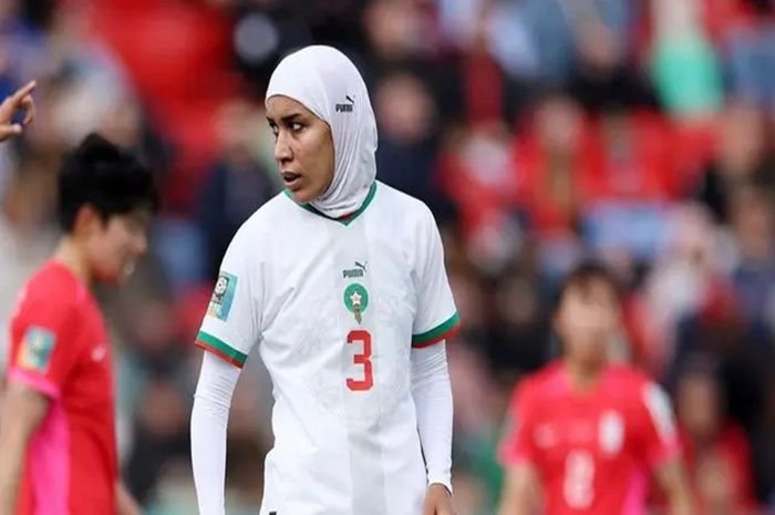 Bek Timnas Maroko Wanita, Nouhaila Benzina menjadi pemain pertama yang mengenakan hijab di di Piala Dunia Wanita.