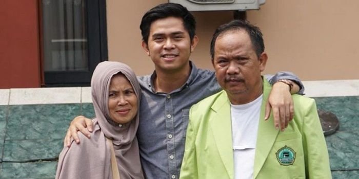 Cakra Khan bersama orangtuanya