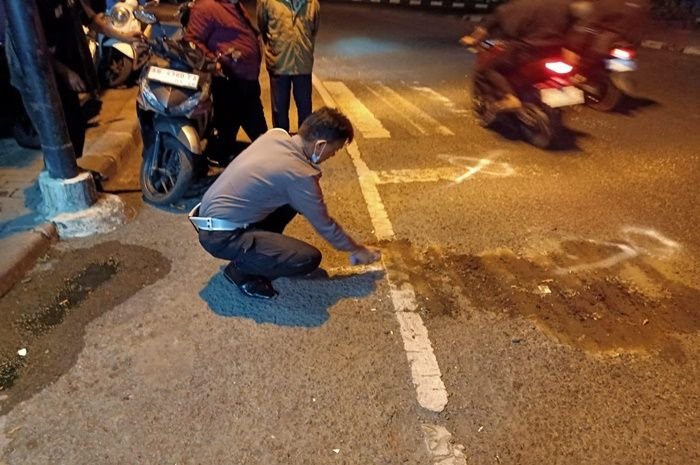 Polisi sedang memeriksa kecelakaan di jalan Adisucipto