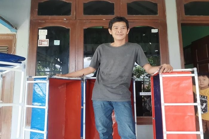 Angga dan Kolam Portabel karyanya yang mampu menghasilkan uang dan diminati hingga Singapura