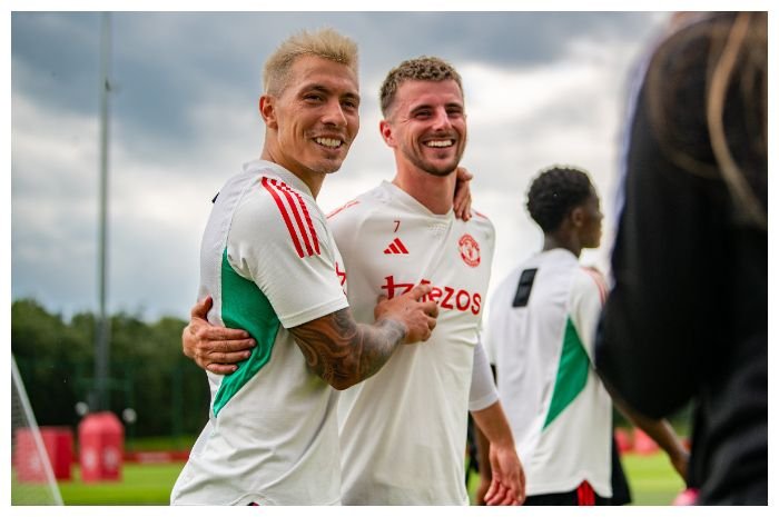 Mason Mount (kanan) disambut bek Manchester United Lisandro Martinez.