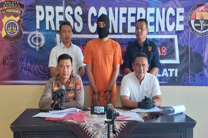Pelaku order fiktif di perusahaannya sendiri saat ditampilkan di depan wartawan