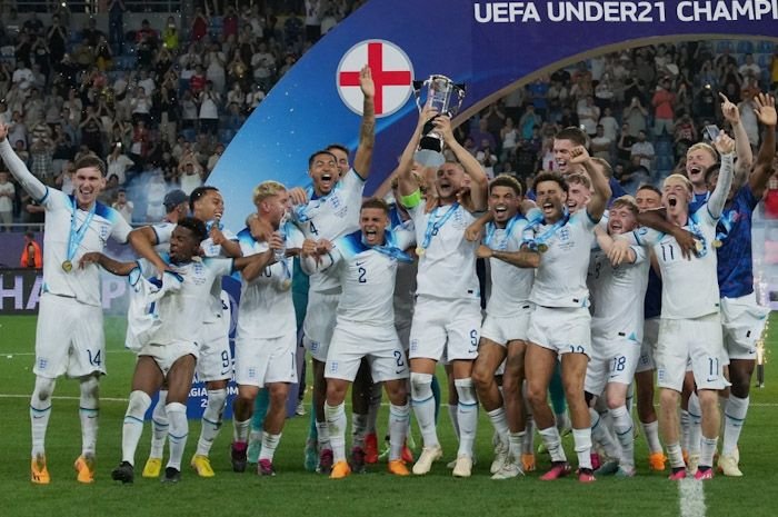 Inggris mengangkat Euro U21 untuk pertama kalinya sejak 1984