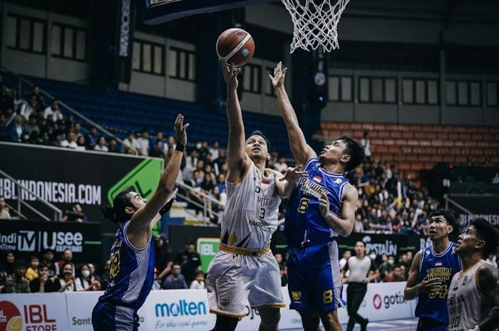 Dewa United versus Prawira di babak reguler