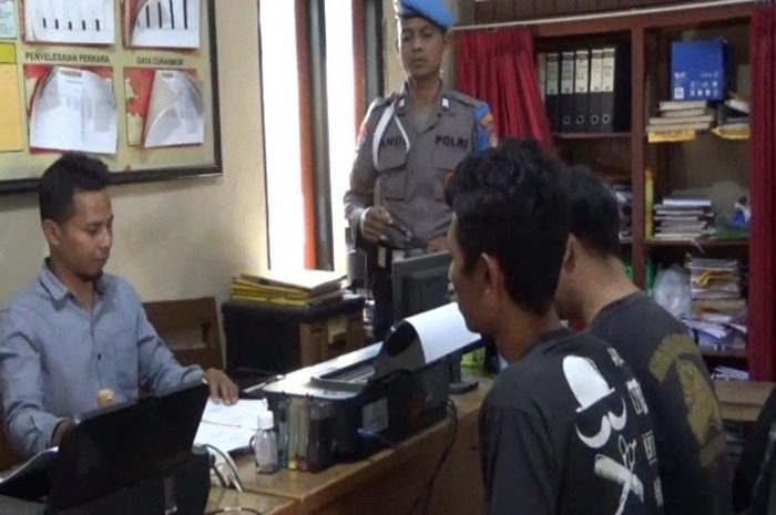 Dua pelaku yang menagih hutang dan menghajar korban saat diperiksa polisi