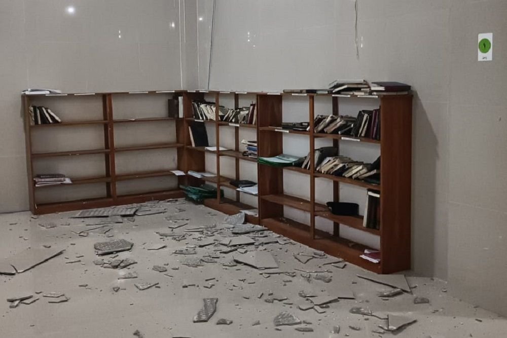 Dampak gempa Bantul di Perpustakaan Pondok Pesantren Bin Baz Piyungan, Bantul