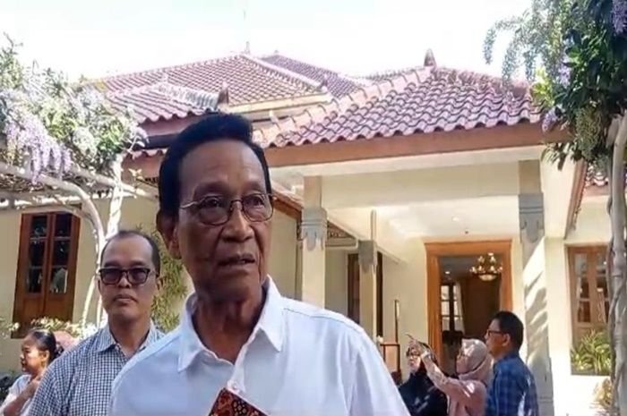 Sultan HB X saat menyampaikan keterangan di kantor Kepatihan Yogyakarta