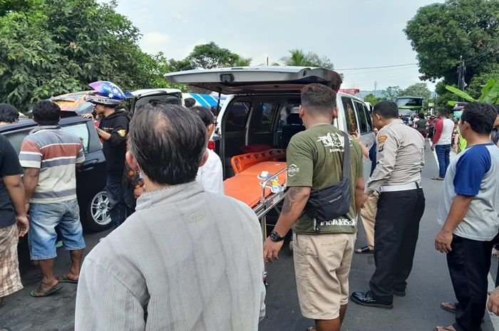Polisi sedang mengamankan korban tabrakan di Piyungan-Prambanan