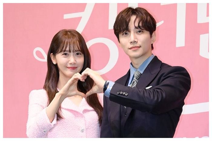 Yoona SNSD dan Junhoo 2PM