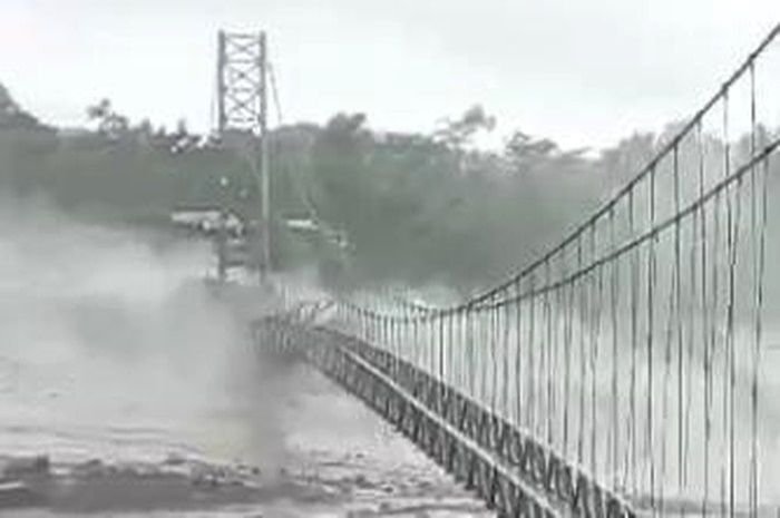 Jembatan Kaliregoyo di Candipuro, Lumajang putus diterjang banjir lahar dingin Semeru.
