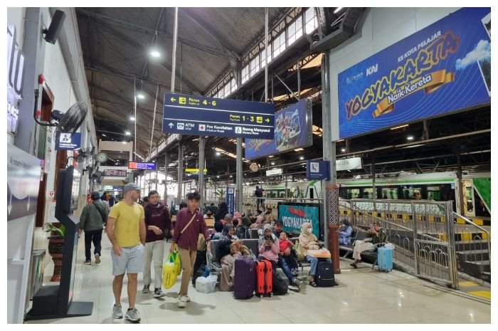 Suasana penumpang di Stasiun Yogyakarta.