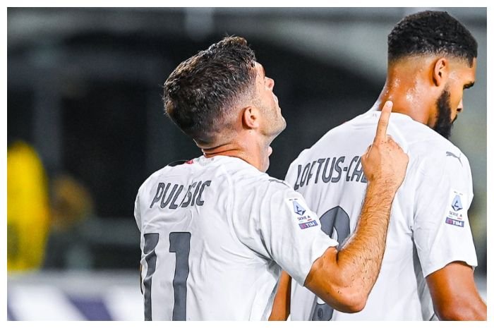 Pemain AC Milan Christian Pulisic rayakan gol.