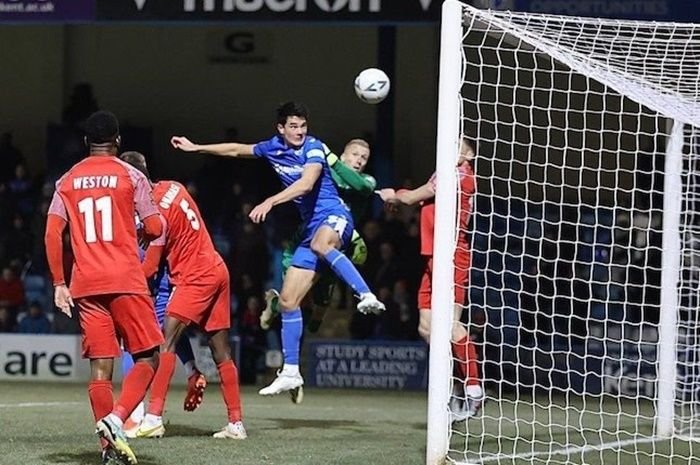Elkan Baggott mencetak gol dalam laga Piala FA Gillingham vs Dagenham & Redbridge, Jumat, 9 Desember 2022