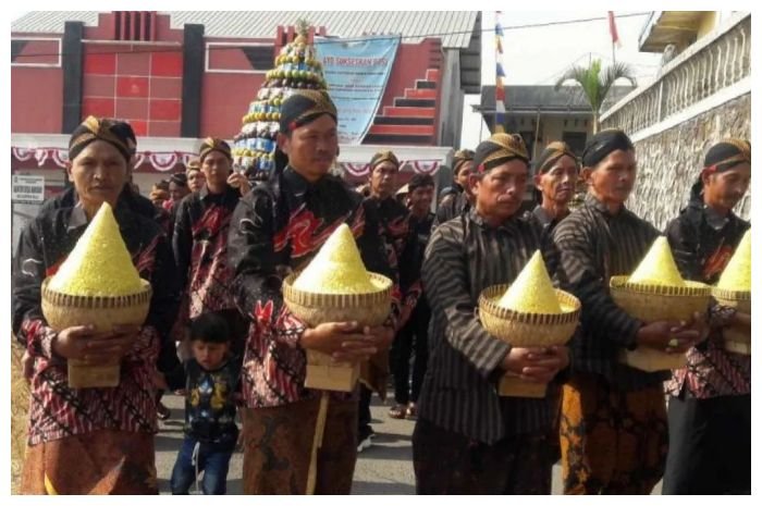 Petani di Desa Bansari melakukan arak-arakan membawa tumpeng, dalam acara wiwit tembakau dan ruwat bumi di Desa Bansari, Kecamatan Bulu, Kabupaten Temanggung