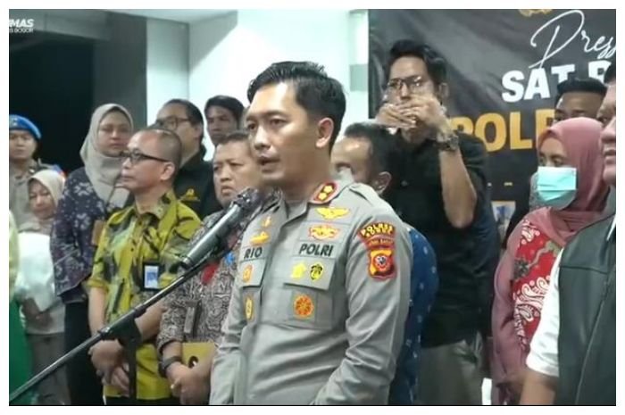 AKBP Rio Wahyu Anggoro saat menyampaikan pengumuman hasil kesepakatan mediasi dan hasil laboratorium forensik kasus bayi tertukar di Bogor.