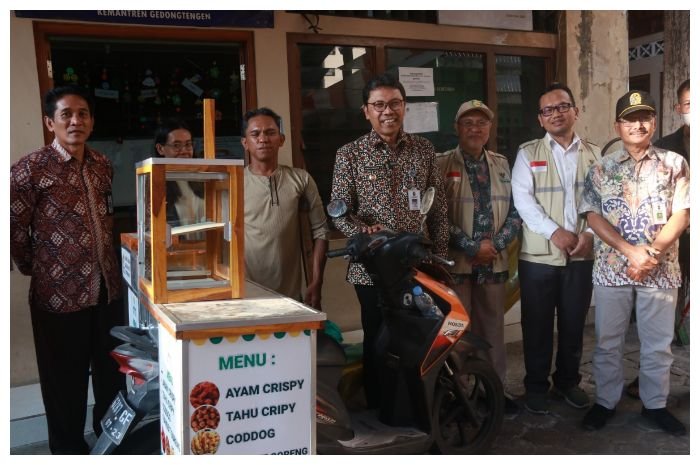 Penyerahan bantuan Baznas Kota Yogyakarta kepada warga difabel