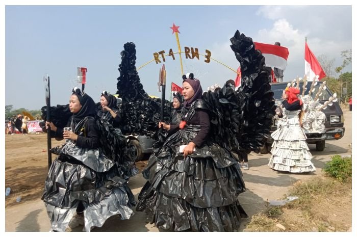 Peserta karnaval desa Penggung mengenakan kostum yang terbuat dari plastik bekas