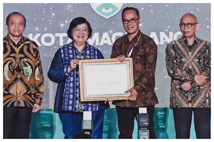 Penyerahan piagam penghargaan Green Leadership Nirwasita Tantra 2022 oleh langsung Menteri Lingkungan Hidup dan Kehutanan Siti Nurbaya kepada Wali Kota Magelang dr. Muchamad Nur Aziz di Gedung Manggala Wanabakti kantor KLHK