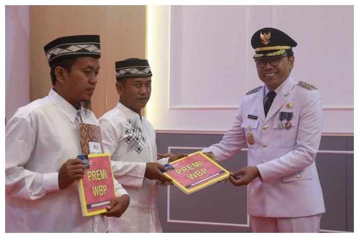 PJ Walikota Yogyakarta Singgih Raharjo menyerahkan surat remisi kepada warga binaan Lapas Kelas IIA Yogyakarta