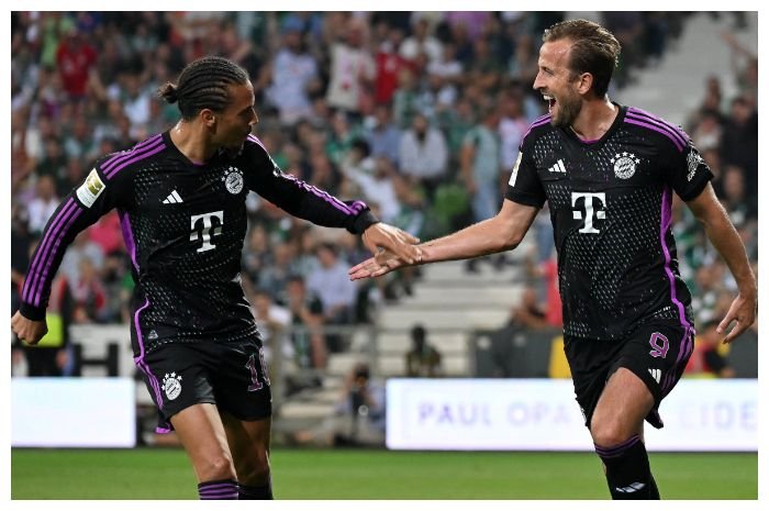 Striker Bayern Munich Harry Kane (kanan) rayakan gol.