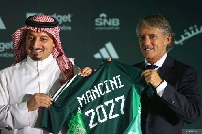 Presiden Federasi Sepak Bola Arab Saudi, Yasser al-Misehal (kiri) dan pelatih baru timnas Arab Saudi Roberto Mancini (kanan) berpose untuk difoto pada konferensi pers dan penandatanganan kontrak kerja di Riyadh, Arab Saudi, Senin , 28 Agustus 2023