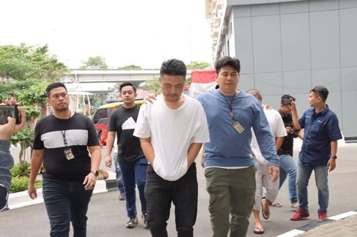 Pesulap Oge Arthemus saat digiring polisi