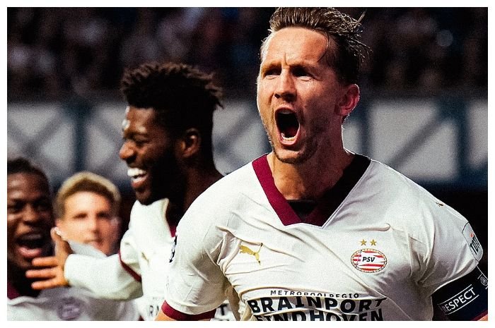 Striker PSV Eindhi=oven Luuk de Jong rayakan gol.