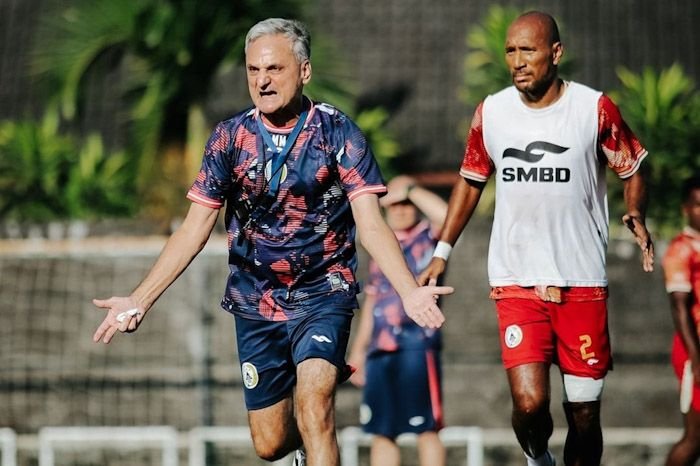 Pelatih PSS Sleman Marian Mihail memimpin latihan Skuat PSS Sleman