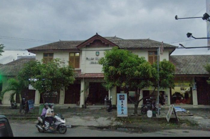 Pasar Ngemplak Solo yang saat ini menjadi spot belanja cinderamata dan oleh-oleh didekat Masjid Raya Sheikh Zayed Solo