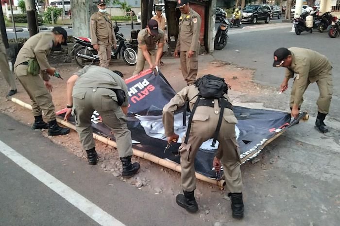 Penertiban baliho oleh Pemkot Semarang