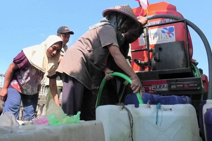 Penyaluran bantuan air bersih oleh BPBD Temanggung