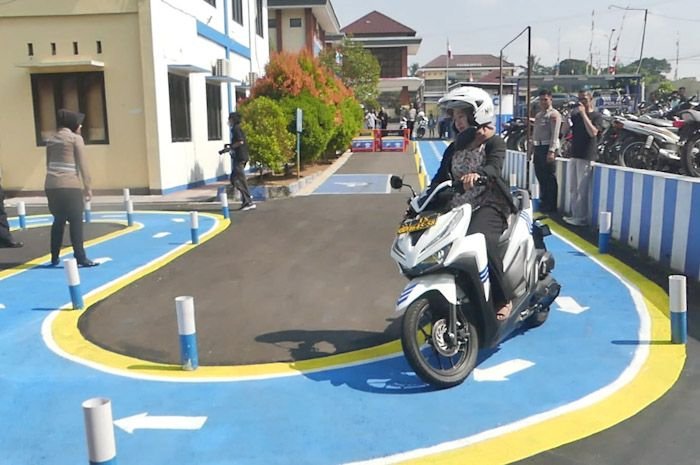Uji coba sirkuit ujian praktik permohonan SIM C di Polres Temanggung