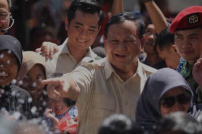 Menhan Prabowo Subianto saat menyerahkan bantuan program sumur bor dan pipanisasi dari Universitas Pertahanan kepada masyarakat Gunungkidul