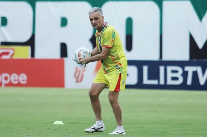 Pelatih PSS Sleman Marian Mihail