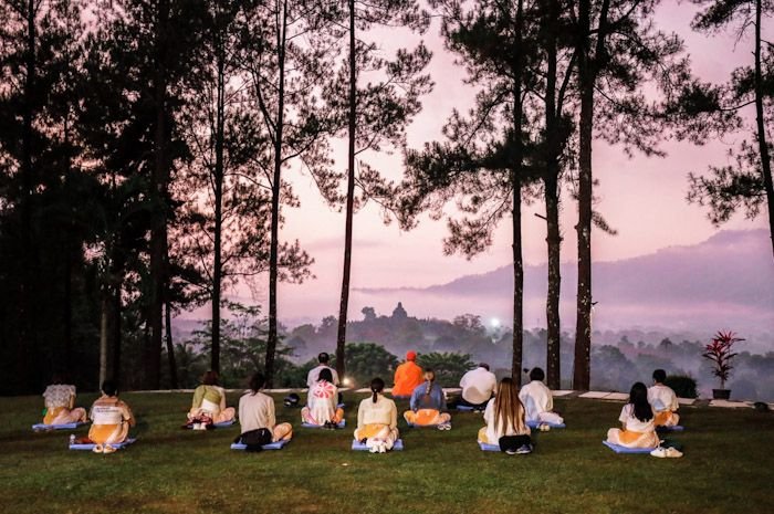 Para peserta menikmati indahnya Candi Borobudur disinari matahari terbit dari atas bukit Dagi. Kegiatan tersebut dilakukan sambil bermeditasi dengan view Candi Borobudur