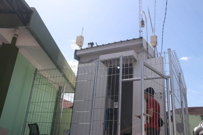 Air Quality Monitoring System (AQMS) milik DLH Kota Yogyakarta sebagai alat untuk memantau kualitas udara secara real time dengan jarak maksimal 5 kilometer
