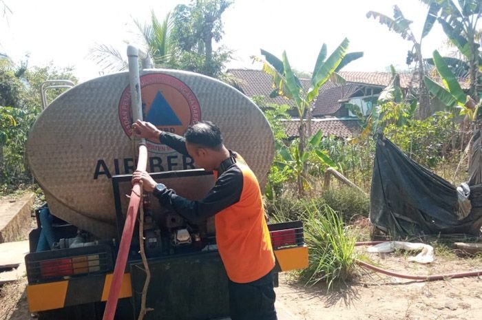 Droping air bersih oleh BPBD Kabupaten Magelang di Dusun Karangtengah