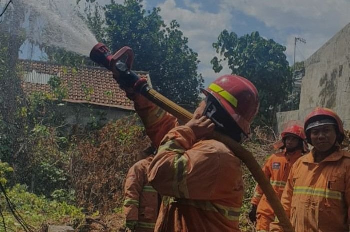 Petugas pemadam kebakaran Kota Yogyakarta memadamkan kebakaran yang dipicu kegiatan pembakaran sampah