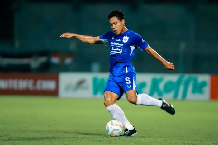 Bek tengah PSIS Wahyu "Hulk" Prasetyo